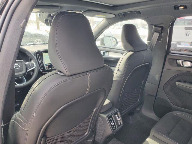 2026 Volvo XC40 Black Edition Ultra, B5 AWD Gas (mild hybrid)