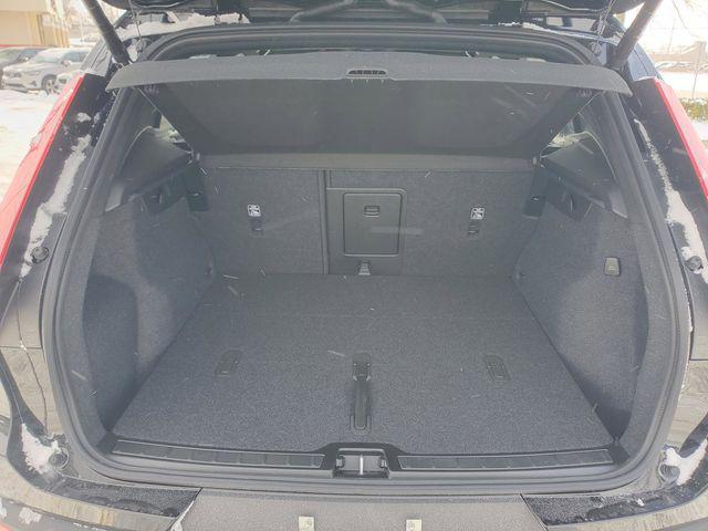 2026 Volvo XC40 Black Edition Ultra, B5 AWD Gas (mild hybrid)
