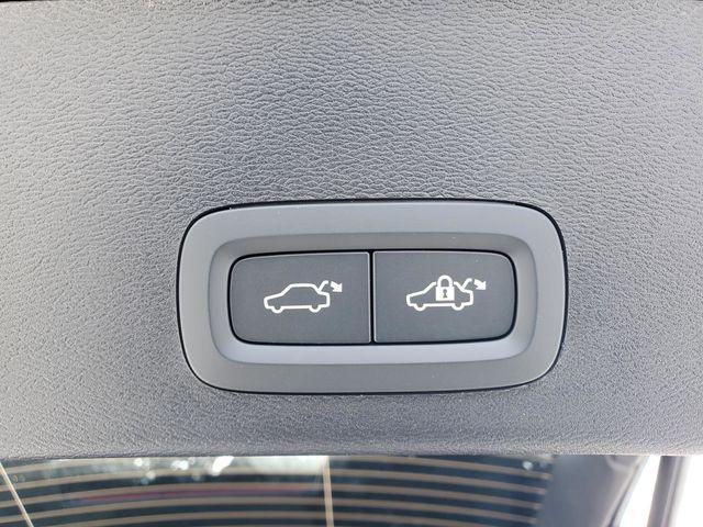 2026 Volvo XC40 Black Edition Ultra, B5 AWD Gas (mild hybrid)
