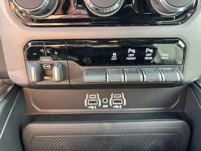 2026 Ram 1500 Big Horn Crew Cab 4x4 5'7" Box