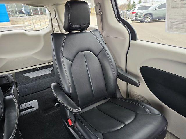 2024 Chrysler Pacifica Hybrid Select