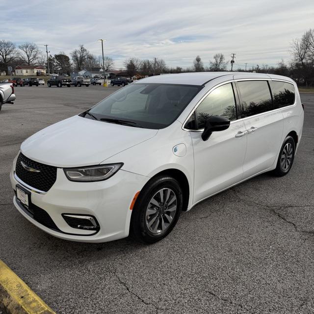 2024 Chrysler Pacifica Hybrid Select