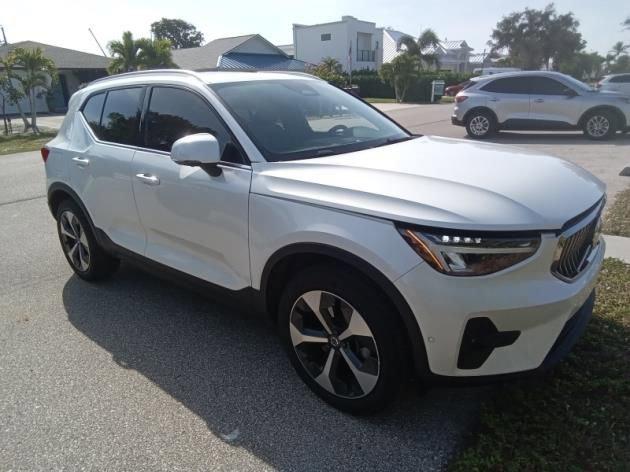 2024 Volvo XC40 B5 Plus Bright Theme