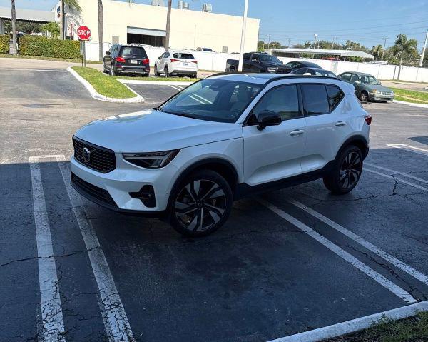 2024 Volvo XC40 B5 Plus Dark Theme