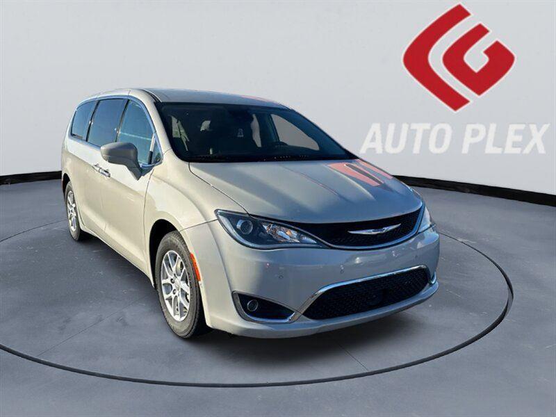 2020 Chrysler Pacifica Touring's photo