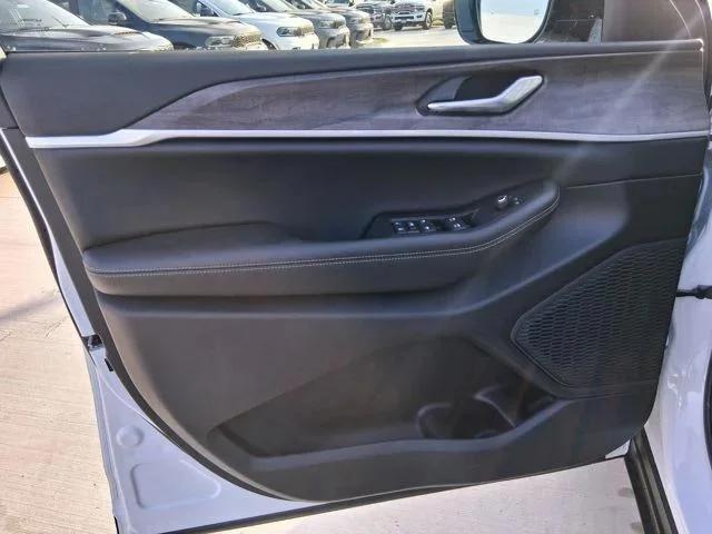 2026 Jeep Grand Cherokee Altitude 4x2