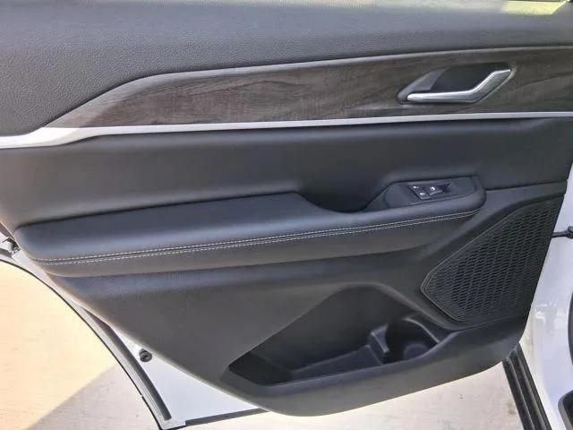 2026 Jeep Grand Cherokee Altitude 4x2