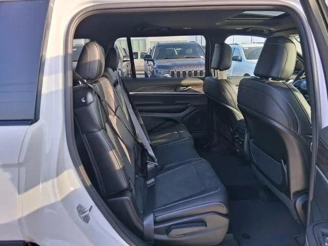 2026 Jeep Grand Cherokee Altitude 4x2