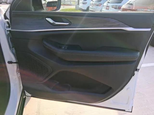 2026 Jeep Grand Cherokee Altitude 4x2