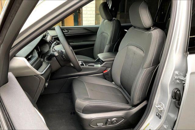 2025 Jeep Grand Cherokee L Laredo 4x2