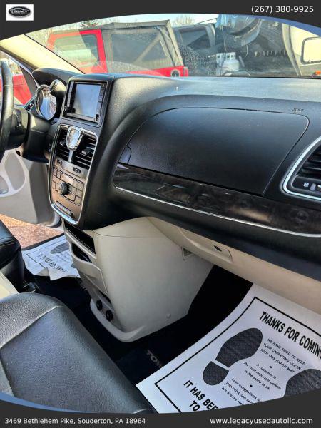 2016 Chrysler Town & Country Touring