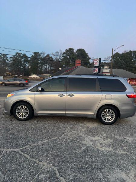 2016 Toyota Sienna XLE 8 Passenger