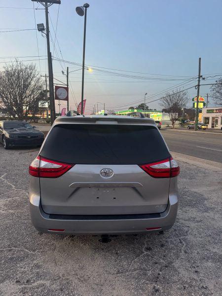 2016 Toyota Sienna XLE 8 Passenger