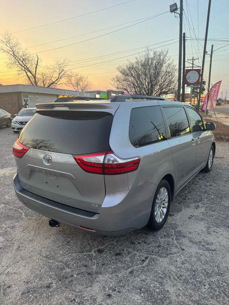 2016 Toyota Sienna XLE 8 Passenger