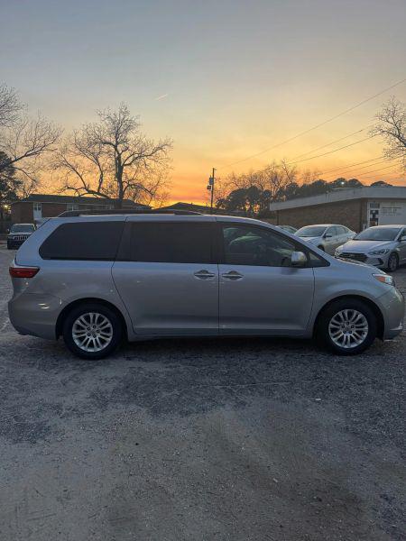2016 Toyota Sienna XLE 8 Passenger