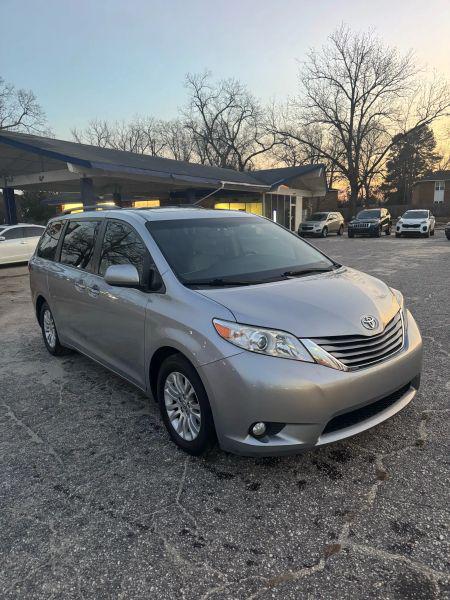 2016 Toyota Sienna XLE 8 Passenger