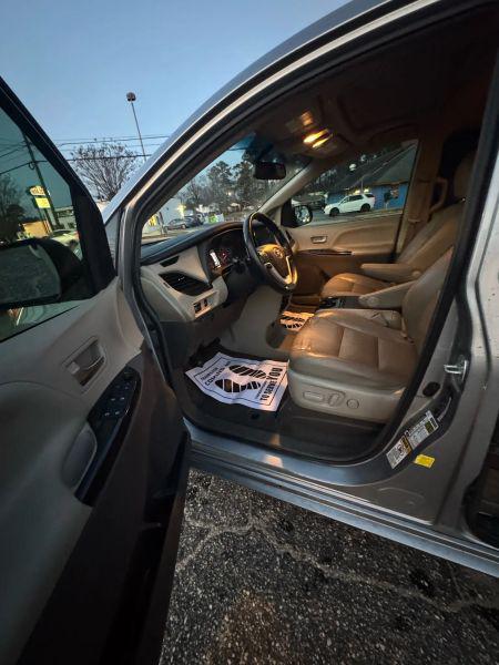 2016 Toyota Sienna XLE 8 Passenger