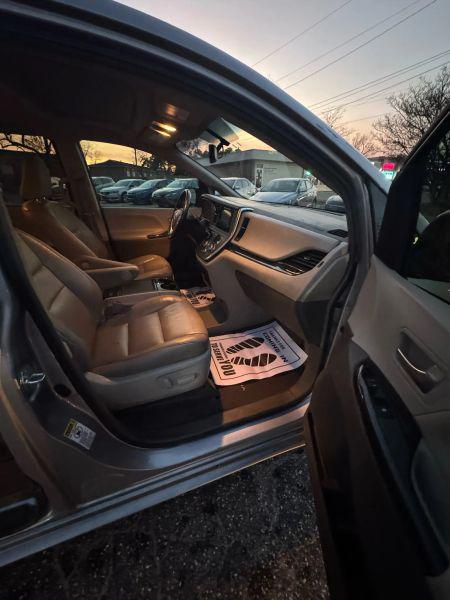 2016 Toyota Sienna XLE 8 Passenger