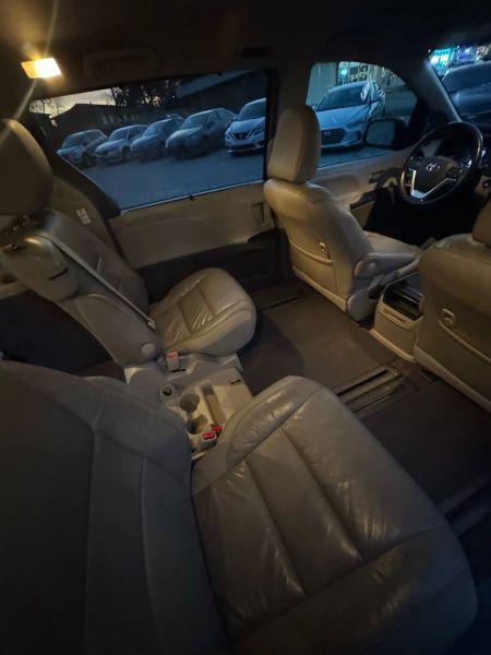 2016 Toyota Sienna XLE 8 Passenger