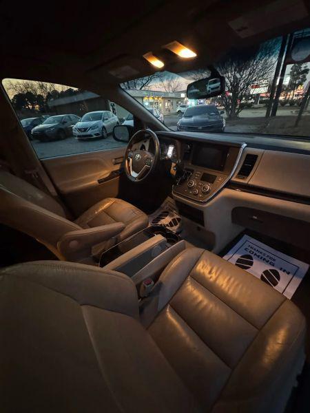 2016 Toyota Sienna XLE 8 Passenger