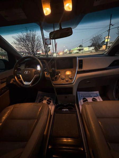 2016 Toyota Sienna XLE 8 Passenger