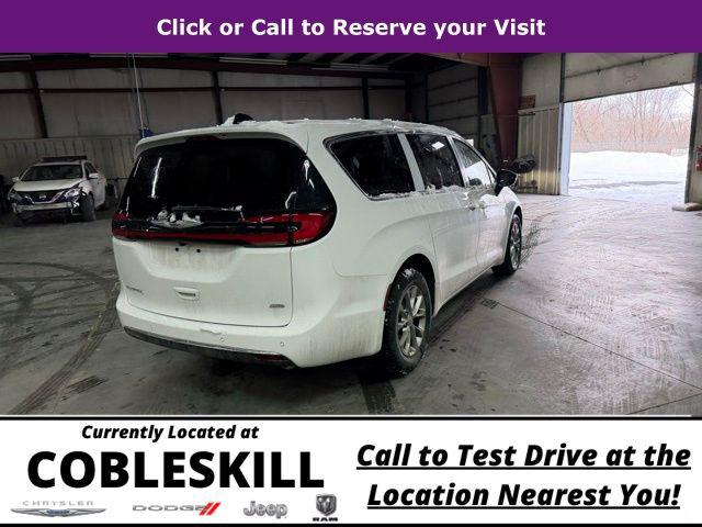2026 Chrysler Pacifica Select AWD