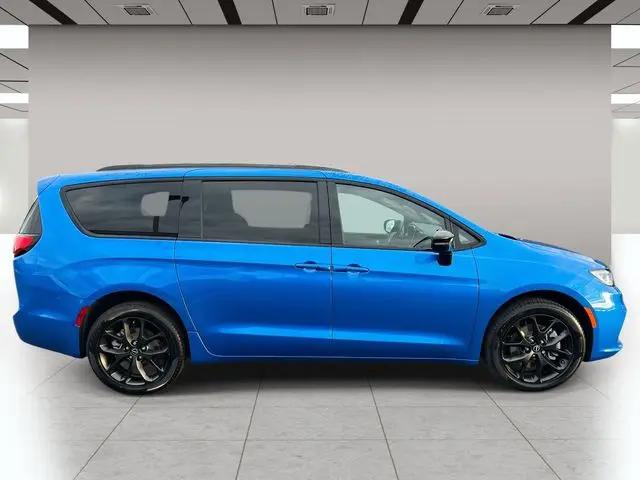2026 Chrysler Pacifica Select AWD