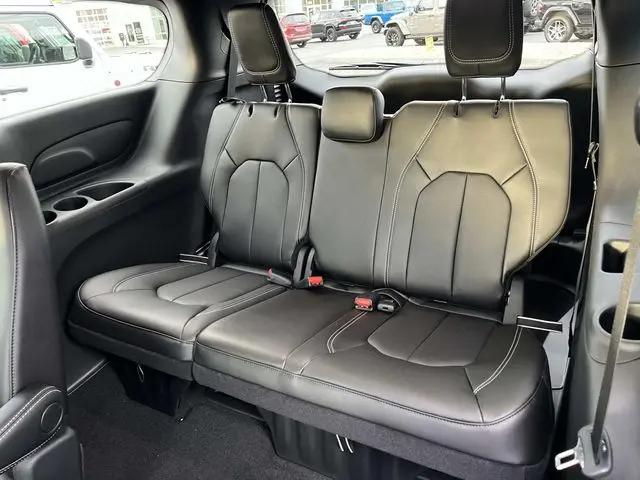2026 Chrysler Pacifica Select AWD