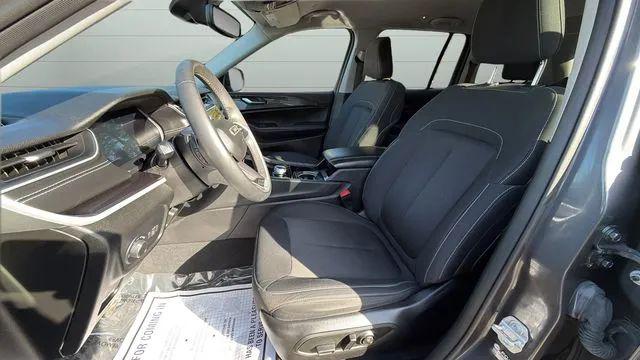 2023 Jeep Grand Cherokee Laredo 4x4