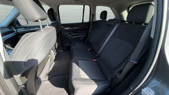 2023 Jeep Grand Cherokee Laredo 4x4