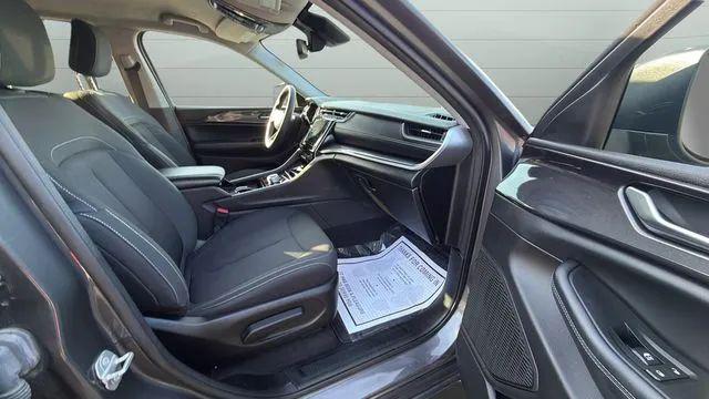 2023 Jeep Grand Cherokee Laredo 4x4