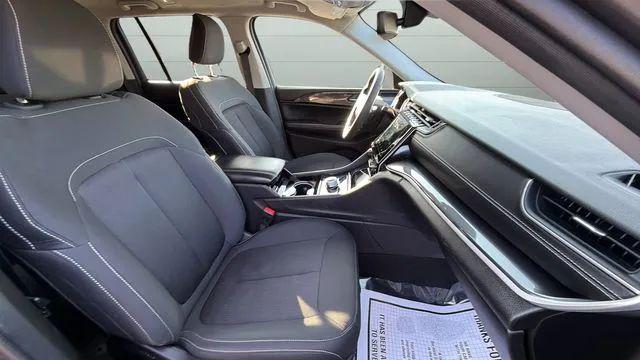 2023 Jeep Grand Cherokee Laredo 4x4