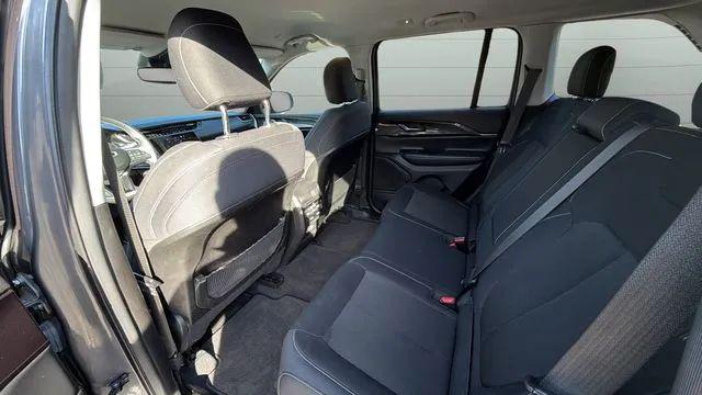 2023 Jeep Grand Cherokee Laredo 4x4