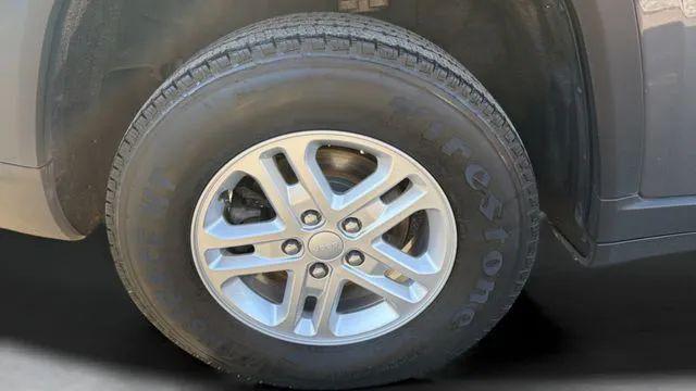 2023 Jeep Grand Cherokee Laredo 4x4