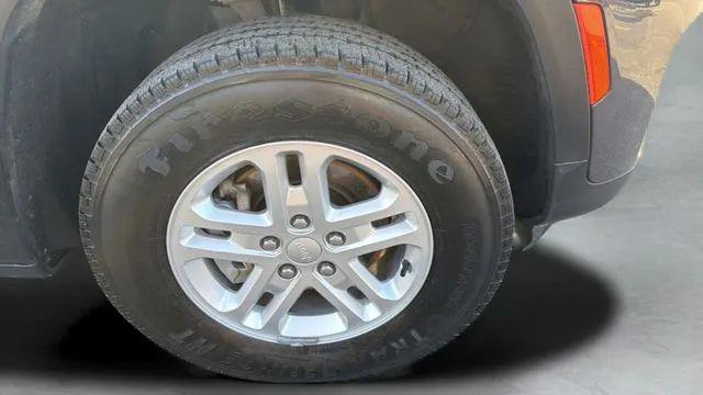 2023 Jeep Grand Cherokee Laredo 4x4