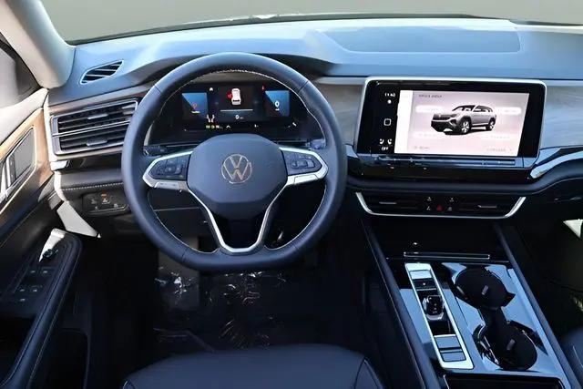 2026 Volkswagen Atlas SE with Technology