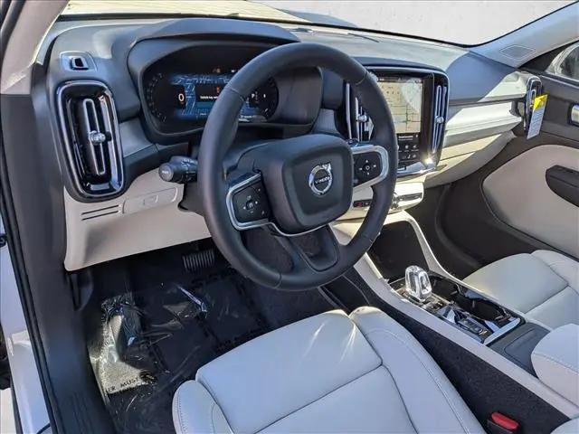 2026 Volvo XC40 Plus, B5 AWD Gas (mild hybrid), Dark