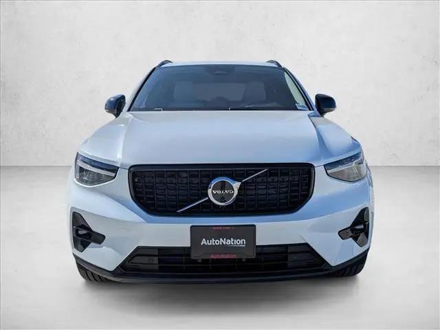 2026 Volvo XC40 Plus, B5 AWD Gas (mild hybrid), Dark