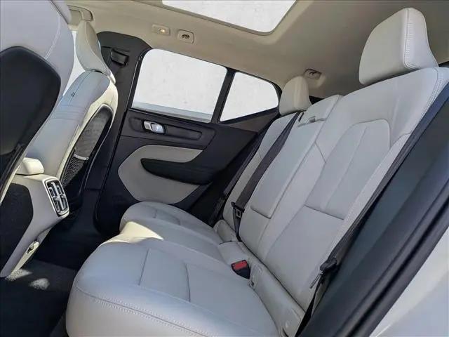 2026 Volvo XC40 Plus, B5 AWD Gas (mild hybrid), Dark