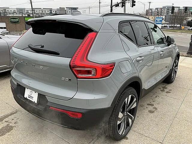 2026 Volvo XC40 Plus, B5 AWD Gas (mild hybrid), Dark