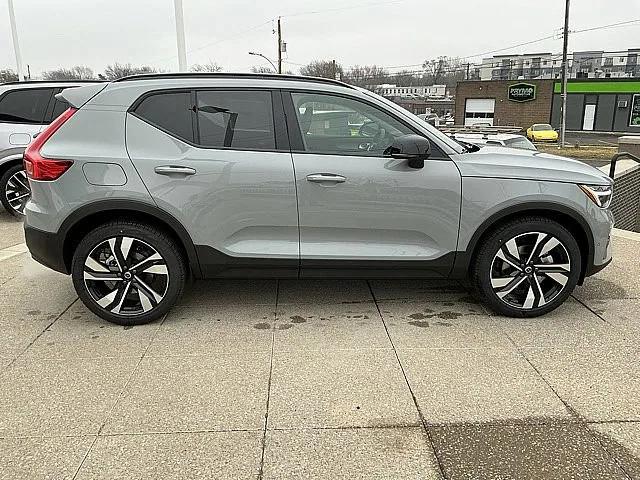 2026 Volvo XC40 Plus, B5 AWD Gas (mild hybrid), Dark