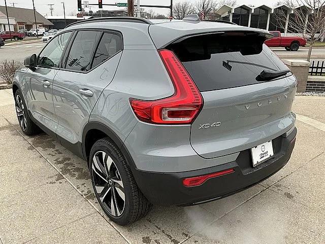 2026 Volvo XC40 Plus, B5 AWD Gas (mild hybrid), Dark