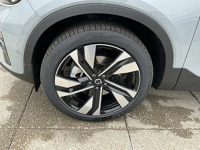 2026 Volvo XC40 Plus, B5 AWD Gas (mild hybrid), Dark