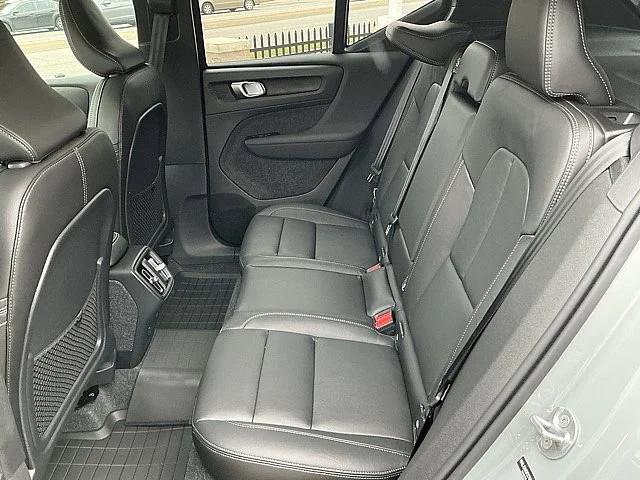 2026 Volvo XC40 Plus, B5 AWD Gas (mild hybrid), Dark