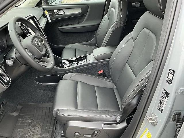 2026 Volvo XC40 Plus, B5 AWD Gas (mild hybrid), Dark