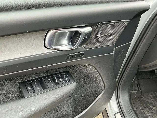 2026 Volvo XC40 Plus, B5 AWD Gas (mild hybrid), Dark