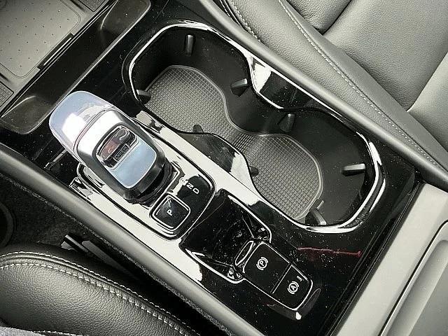 2026 Volvo XC40 Plus, B5 AWD Gas (mild hybrid), Dark