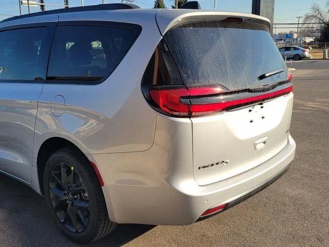 2026 Chrysler Pacifica Select AWD