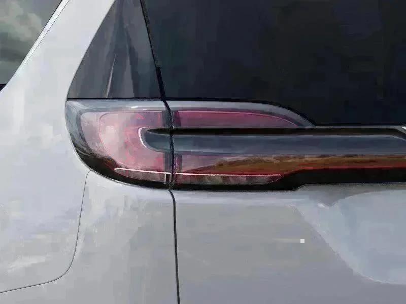 New 2026 Bright White Clear-Coat Exterior Paint Chrysler Select image 9