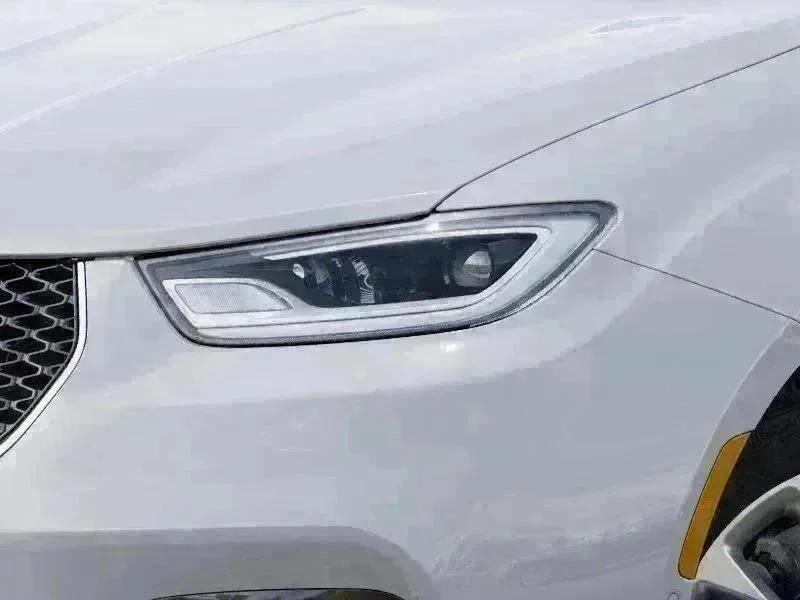 New 2026 Bright White Clear-Coat Exterior Paint Chrysler Select image 10